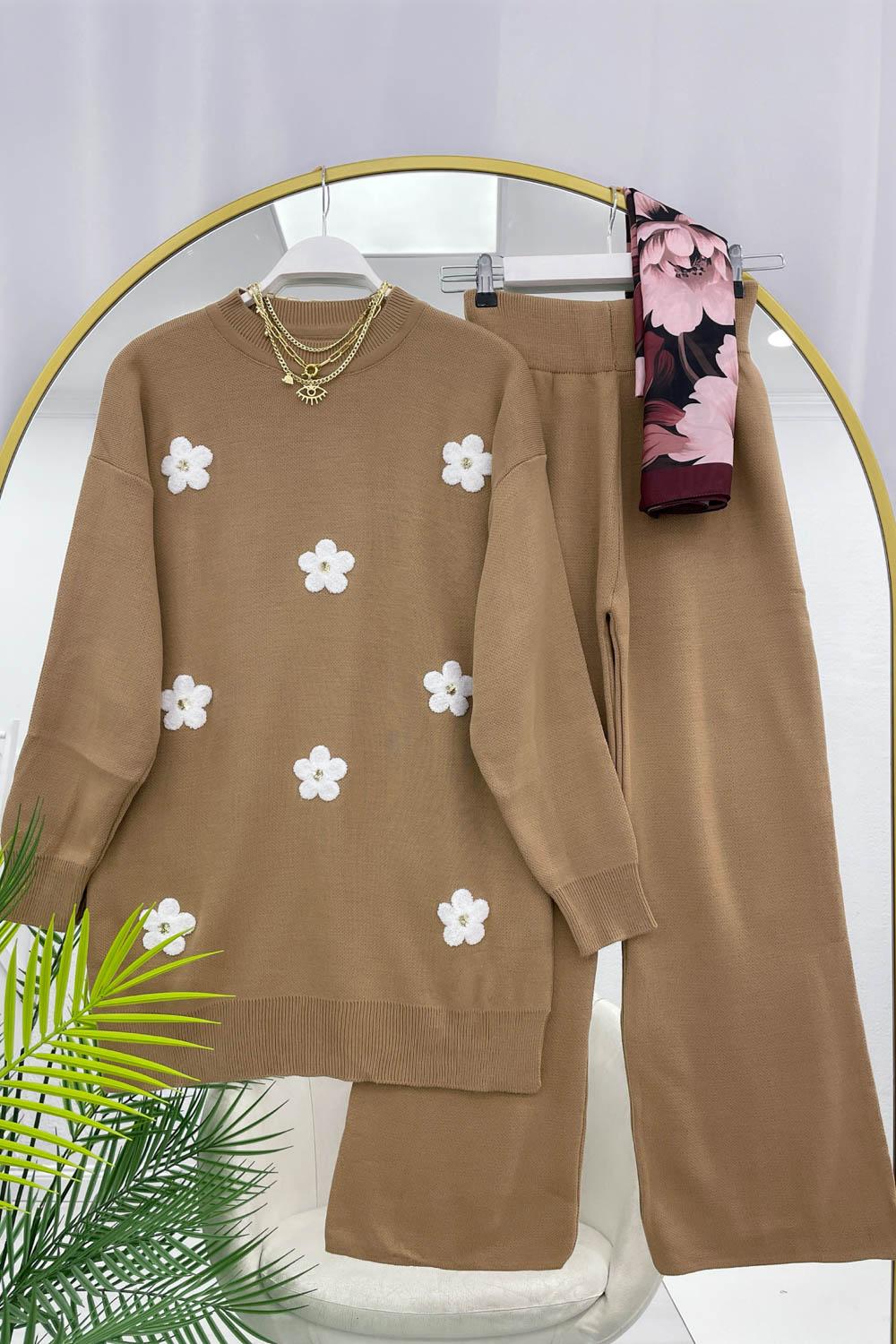 ÇİÇEK DETAYLI PANTOLONLU TRİKO TAKIM