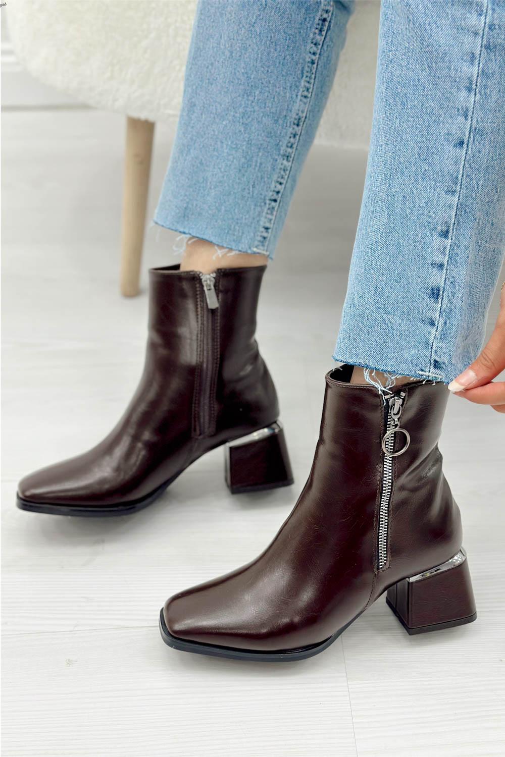 FERMUARLI DERİ GÖRÜNÜMLÜ KISA KADIN BOT