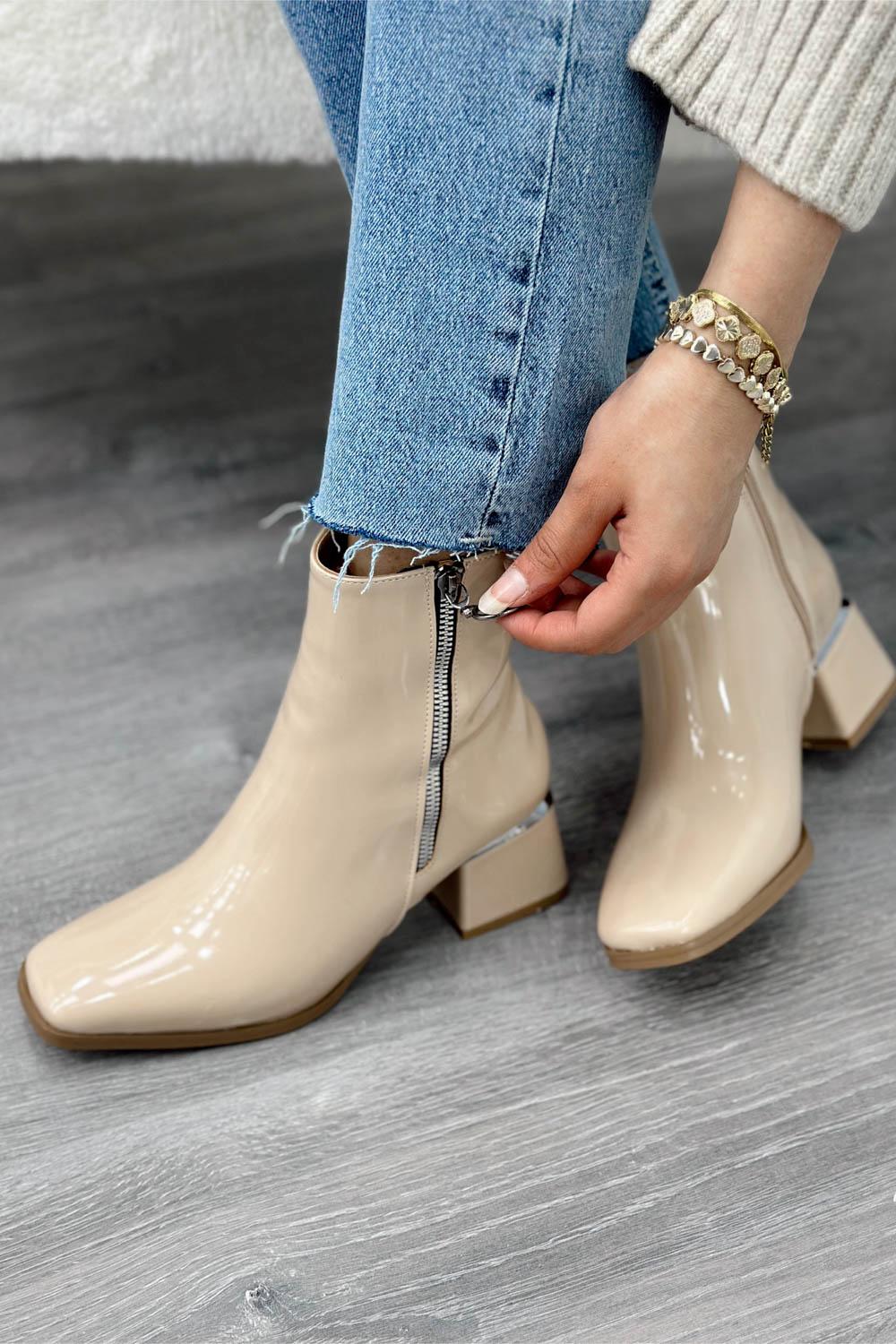 FERMUARLI DERİ GÖRÜNÜMLÜ KISA KADIN BOT