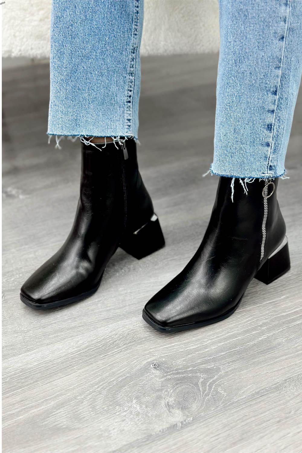 FERMUARLI DERİ GÖRÜNÜMLÜ KISA KADIN BOT