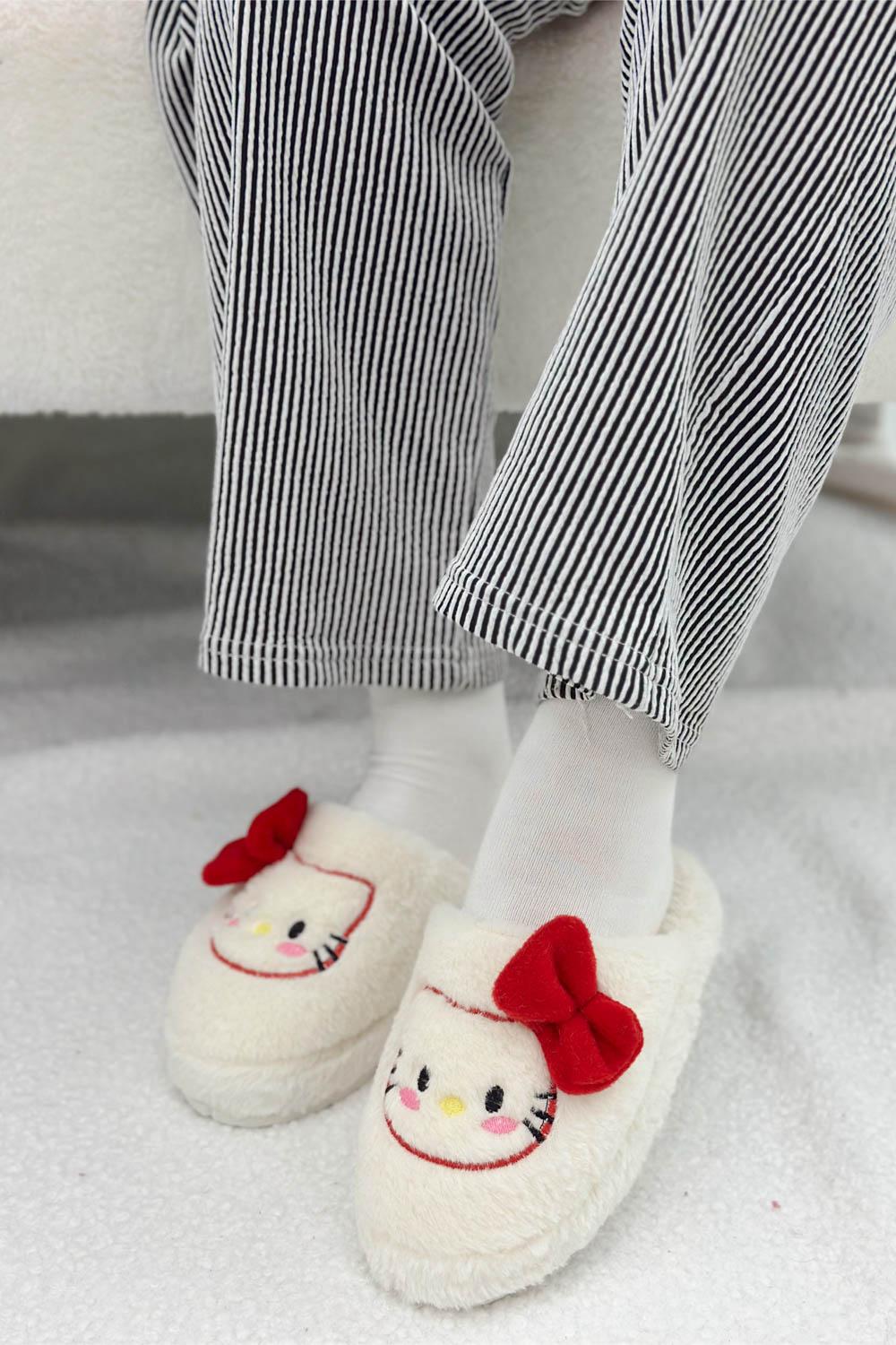 HELLO KİTY BASKILI SESSİZ TABAN PELUŞ KIŞLIK KADIN EV TERLİĞİ 