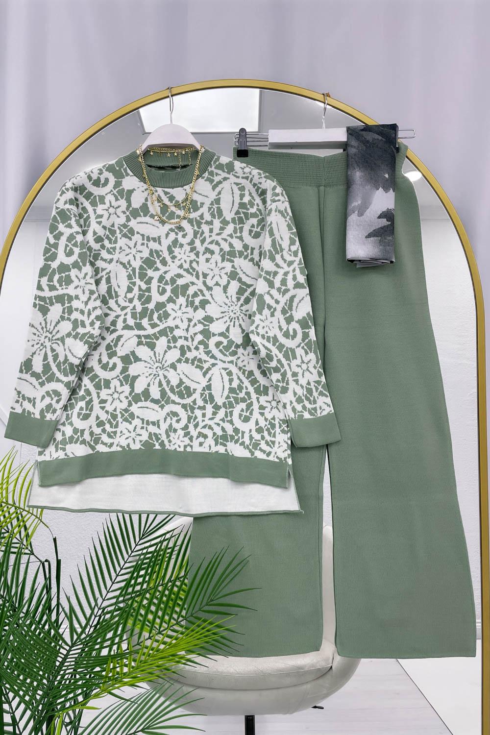 DESENLİ YANLARI YIRTMAÇ DETAYLI KADIN TRİKO TAKIM