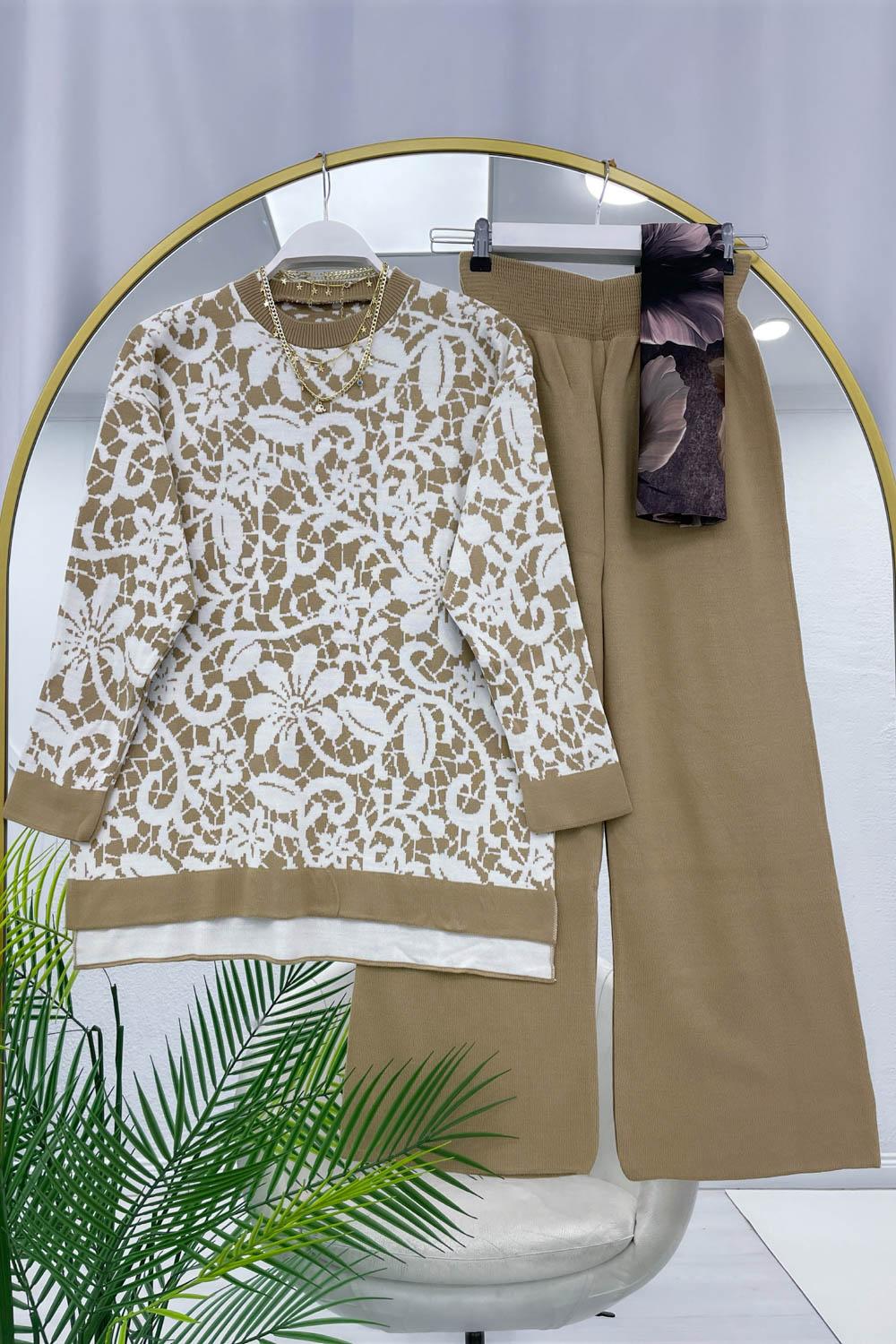 DESENLİ YANLARI YIRTMAÇ DETAYLI KADIN TRİKO TAKIM