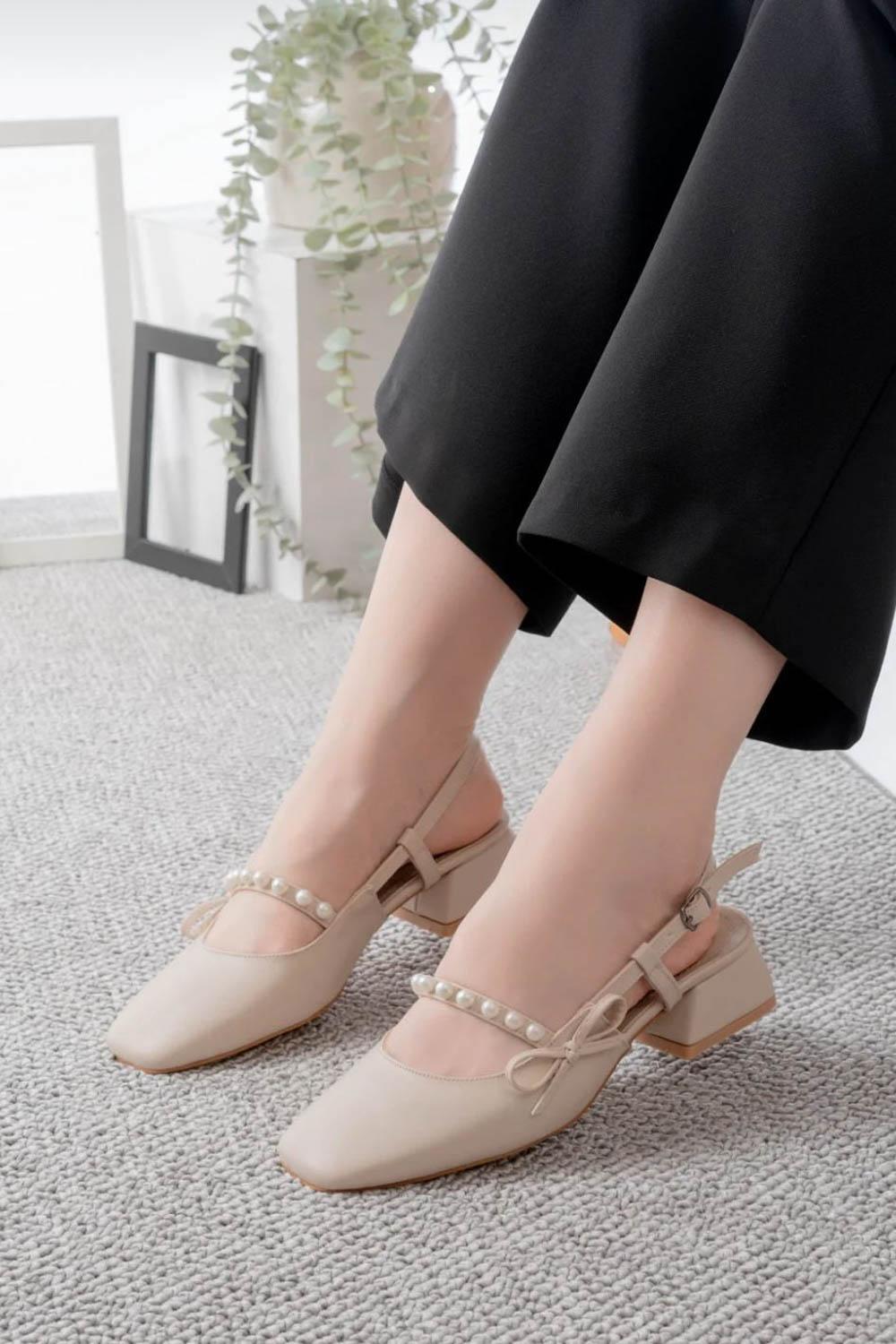 İNCİLİ TOPUKLU FİYONKLU  KADIN BABET AYAKKABI