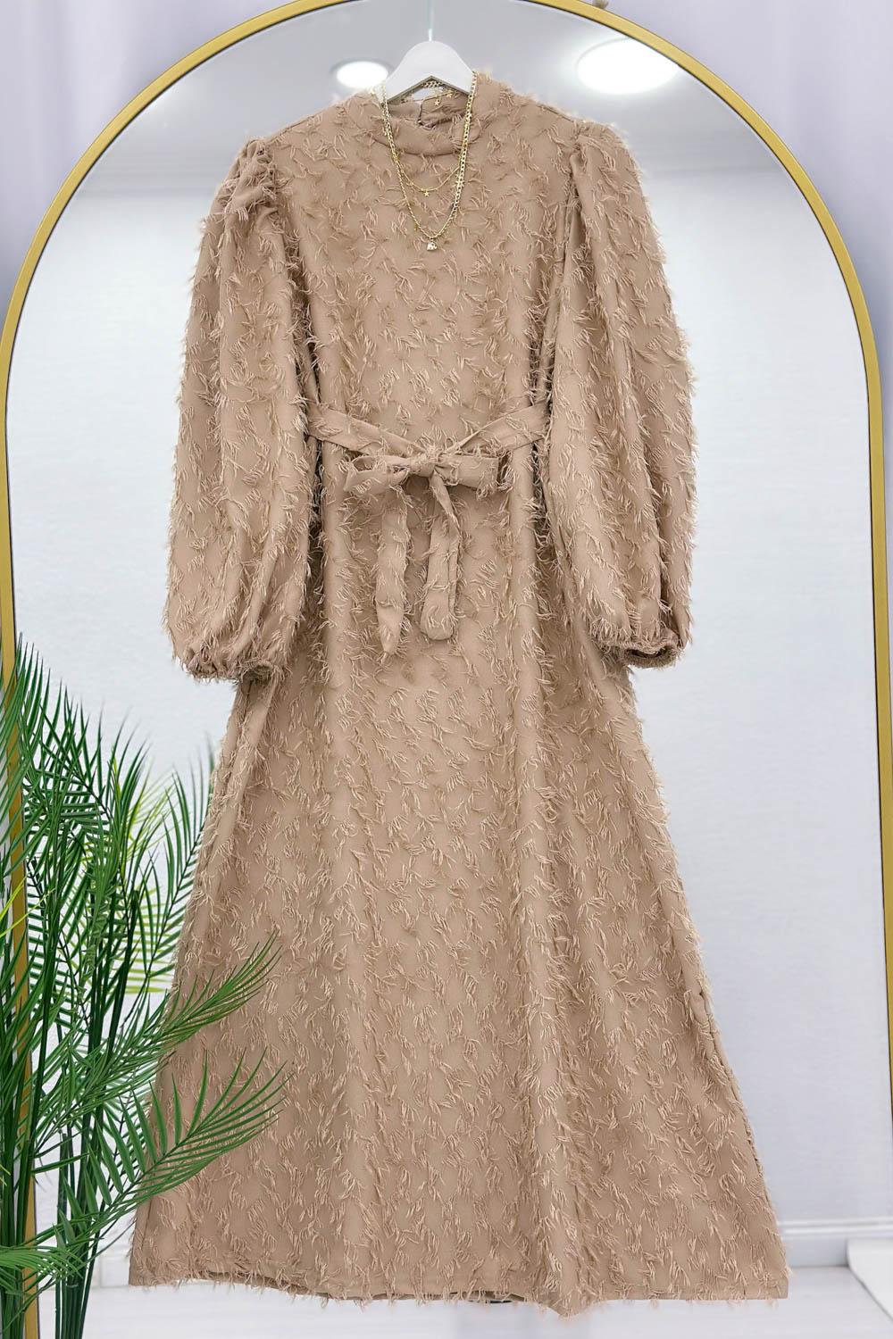 SAÇAKLI KEMERLİ ELBİSE