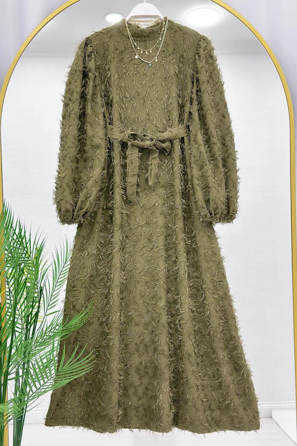 SAÇAKLI KEMERLİ ELBİSE