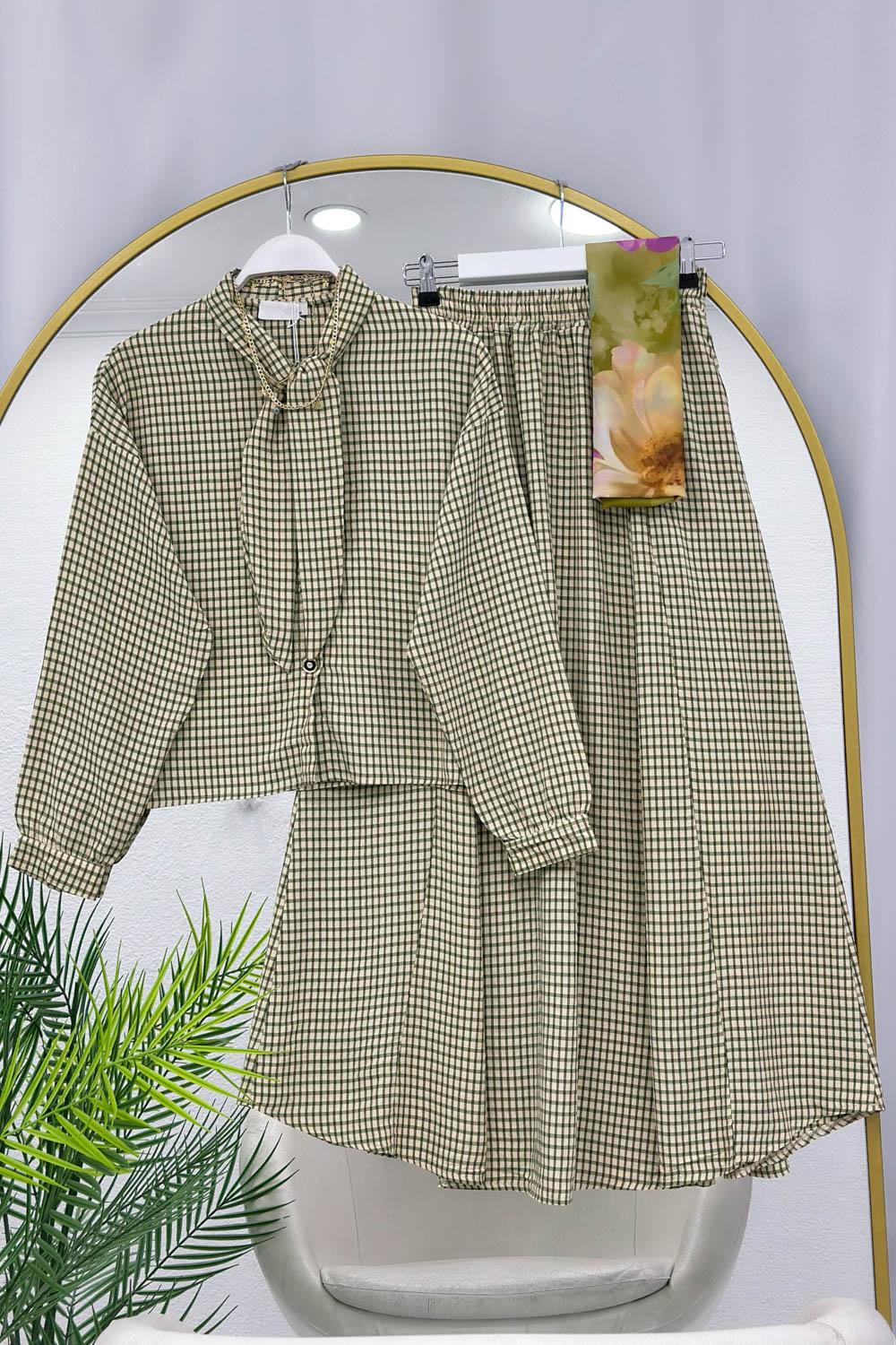 PÖTİKARELİ YAKADAN FIYONK ETEKLİ TAKIM