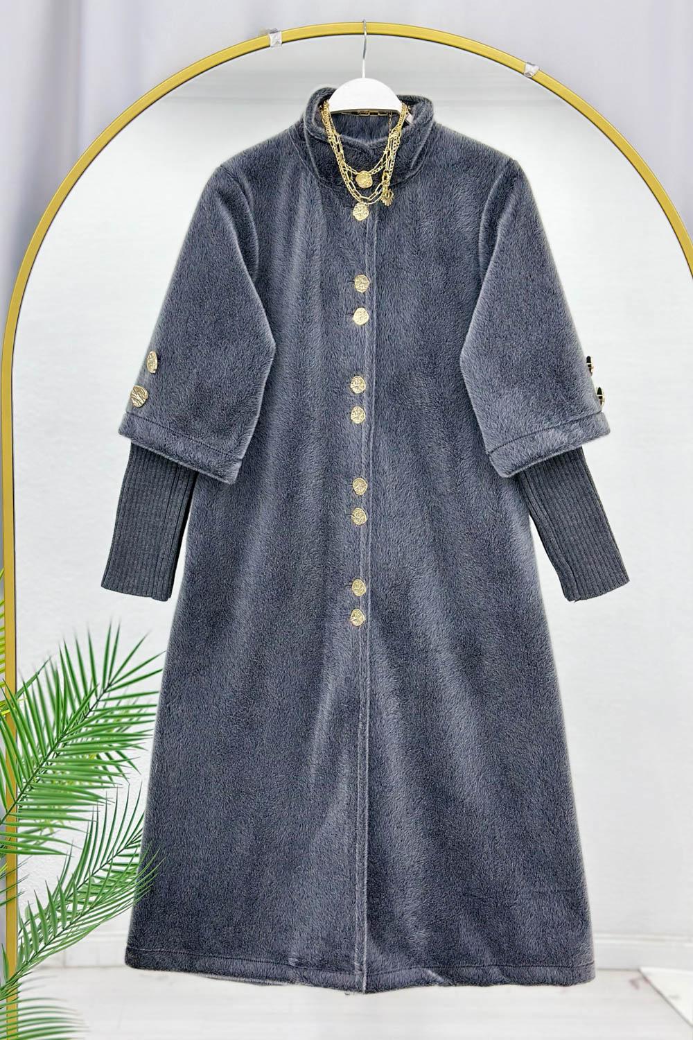 DİK YAKA DÜĞMELİ ANGORA KABAN